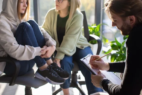 врач проводит диагностику пограничного расстройства личности